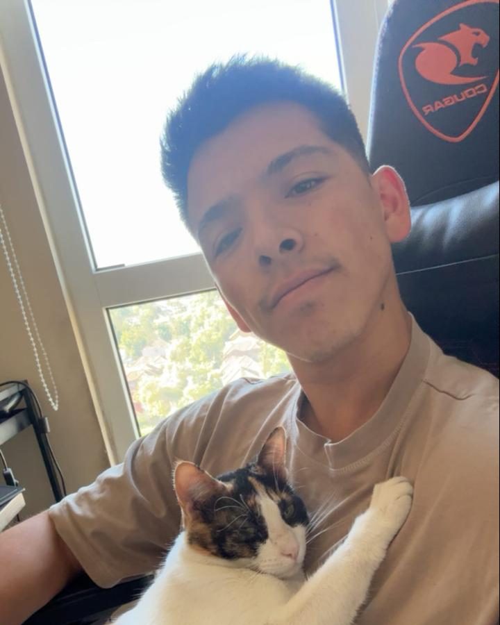Álvaro con su gata